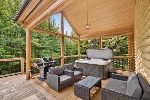 a screened in porch with a grill and chairs at Fiddler Lake Resort - Deer 47 in Mille-Isles