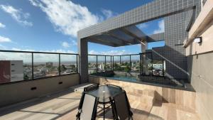 a balcony with a glass table on top of a building at Studio Luxuoso com vista surpreendente in Macapá