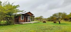 a small cabin in the middle of a field at El Tropezon cabaña in Resistencia