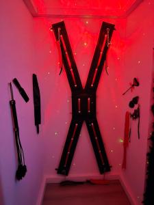 a room with a letter x on the wall at Love Room Owfeah in Pointe-à-Pitre