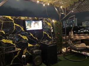 a room with a rock wall with a tv on it at Hostel HA LUXURY in Cartagena de Indias