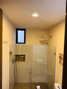 a bathroom with a shower with a glass shower stall at Refugio urbano Saori in Guadalajara +41 photos