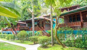 a resort building with a pathway leading to it at Baan Kiao in Haad Yao