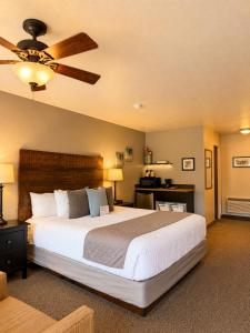 a bedroom with a large bed with a ceiling fan at Mountain View Lodge in Chelan
