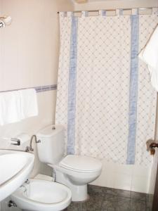 A bathroom at Castor y Polux