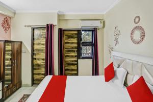 a bedroom with a white bed and a window at Super Hotel O Shankar Hotel Ghaziabad Railway Station in Ghaziabad