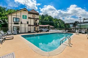 a swimming pool in front of a hotel with a clock at Quality Inn in Helen