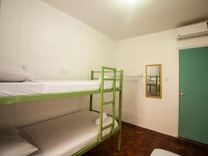 Zimmer mit 2 Etagenbetten und einem Spiegel in der Unterkunft El Misti Suites Copacabana in Rio de Janeiro