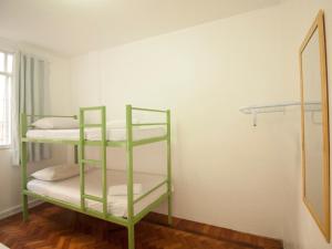 zielone łóżko piętrowe w pokoju z lustrem w obiekcie El Misti Suites Copacabana w mieście Rio de Janeiro