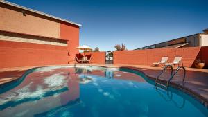 una piscina frente a un edificio de ladrillo en Best Western Anderson Inn, en Anderson