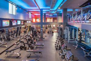 a gym with several rows of tread machines at Hotel Brasil 21 Convention, Affiliated by Meliá in Brasília
