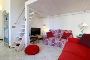 フィレンツェにあるOltrarno Home Silvia Florenceのリビングルーム(赤いソファ、階段付)