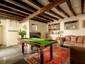 a living room with a pool table at Parnacott in Pancrasweek