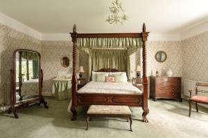 a bedroom with a canopy bed and a dresser at Parnacott in Pancrasweek