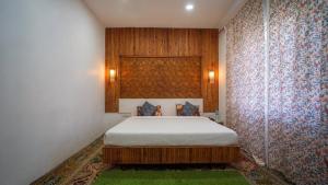 a bedroom with a bed in a room at Hariparbatview in Srinagar +26 photos