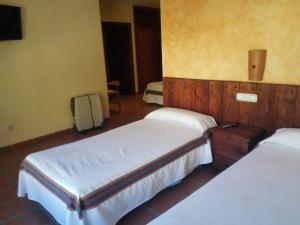 Postel nebo postele na pokoji v ubytování Hostal Mulhacen