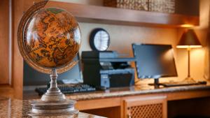 un globe assis au-dessus d'un bureau dans l'établissement Best Western Plus A Wayfarer's Inn & Suites, à Kingman