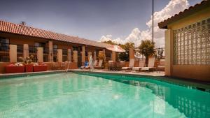 ein großer Pool vor einem Hotel in der Unterkunft Best Western Plus A Wayfarer's Inn & Suites in Kingman