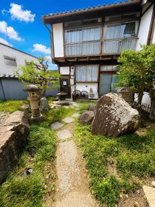 ein Haus mit einem Steinweg davor in der Unterkunft Zenya-Nakano in Nakano