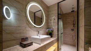 a bathroom with a sink and a mirror at 啡诺艺术美居 in Guangzhou