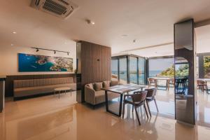 a living room with a table and chairs and a couch at Hotel Mediterraneo Liman in Ulcinj