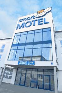 un cartel en la parte delantera de un motel morden en smartMotel en Kempten
