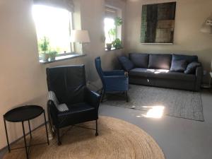 a living room with a couch and two chairs at Atelier Markelo in Markelo