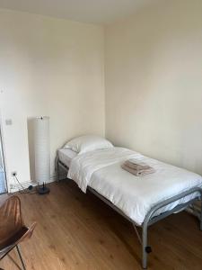 ein Schlafzimmer mit zwei Betten und einem Stuhl in der Unterkunft Basic Business Accommodation in Geel + 4 Fotos