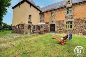 an old stone building with a bench in front of it at La tour carrée in Trimer