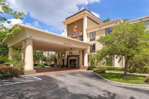 a front view of a hotel with a parking lot at Comfort Suites near MCAS Beaufort in Beaufort