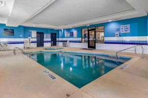 a swimming pool in a gym with blue walls at Comfort Suites near MCAS Beaufort in Beaufort