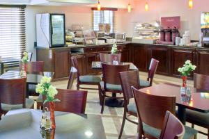 un restaurante con mesas, sillas y una barra en Best Western Plus Marina Shores Hotel, en Dana Point