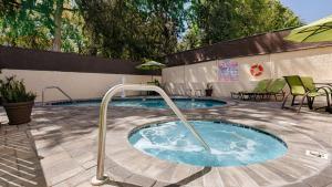 uma pequena piscina com corrimão num quintal em Best Western Plus Glendale em Glendale