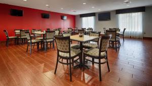 Best Western Plus Goodman Inn & Suites tesisinde bir restoran veya yemek mekanı