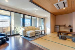 a living room with a couch and a table at SEVEN SEAS HOTEL ITO (セブンシーズホテル） in Ito