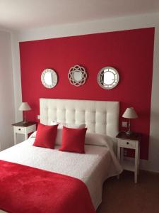 un dormitorio rojo con una cama grande con paredes rojas en Vanesa Center, en Arrecife