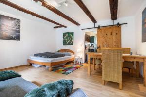 a bedroom with a bed and a desk in a room at Fuchsrevier Fox District Apartment in Erkerode