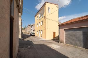 an empty alley with a building and a garage at Tia Maria - Tradizione e Autenticità in Ploaghe