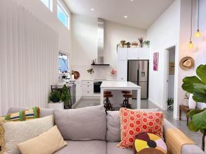 a living room with a couch and a kitchen at Studio Jean - Dog-Friendly in Bremer Bay