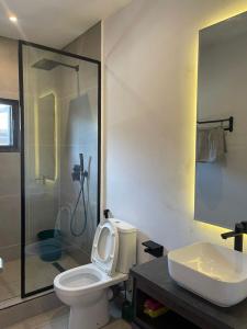 ein Badezimmer mit Toilette, Dusche und Waschbecken in der Unterkunft Solaris in Lagos