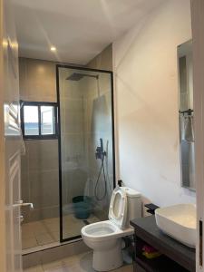 ein Badezimmer mit Dusche, Toilette und Waschbecken in der Unterkunft Solaris in Lagos