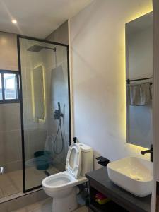 ein Badezimmer mit Toilette, Dusche und Waschbecken in der Unterkunft Solaris in Lagos + 1 Foto