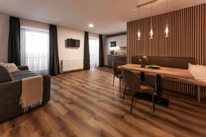 ein Wohnzimmer mit Tisch, Stühlen und Sofa in der Unterkunft Wonga Apartments in Gais