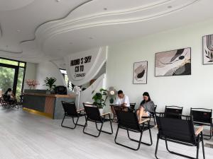 two people sitting in chairs in a waiting room at Huong Sky Co To in Chung Cap