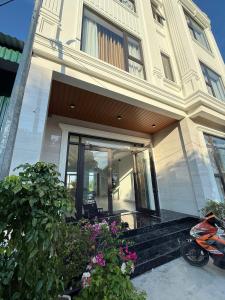 a house with a motorcycle parked in front of it at Huong Sky Co To in Chung Cap