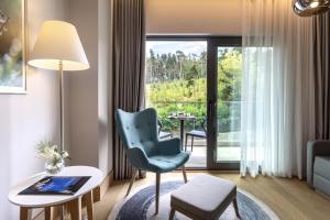ein Wohnzimmer mit einem Stuhl und einem Tisch in der Unterkunft Radisson Blu Hotel Trabzon in Trabzon + 92 Fotos