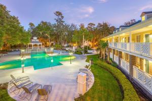 聖西蒙斯島的住宿－圣西蒙貝斯特韋斯特優質酒店，一座房子后院游泳池的形象