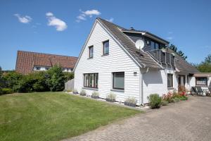 a white house with a lawn in front of it at Fewo Küstkieker in Böhl