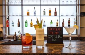 a bar with cocktails and bottles of alcohol at Hotel Medium Montecarlo in Llafranc