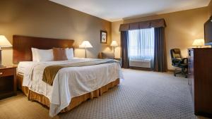 une chambre d'hôtel avec un lit et une fenêtre dans l'établissement Best Western Plus Montezuma Inn and Suites, à Las Vegas
